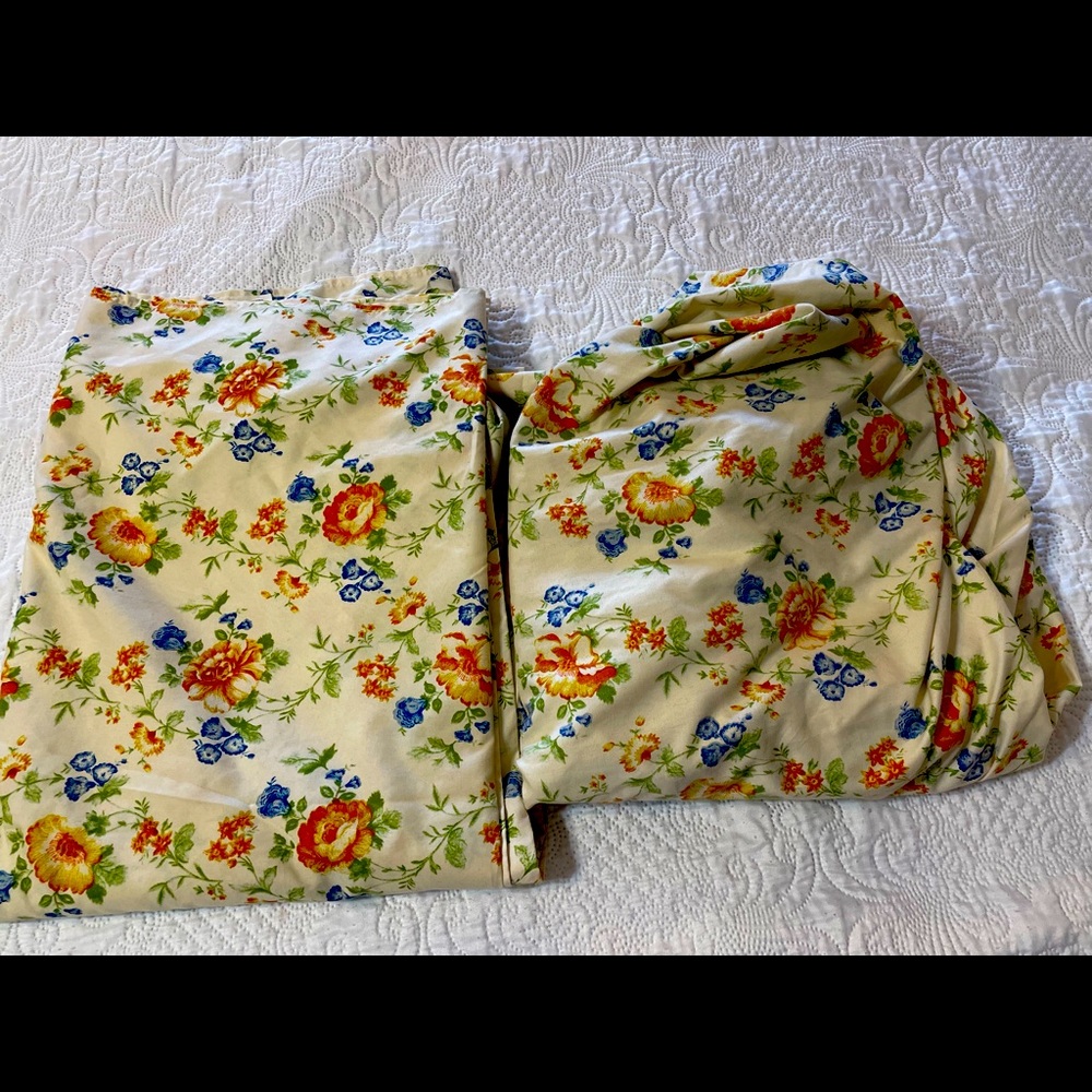 Twin size flat and fitted sheet, unbranded